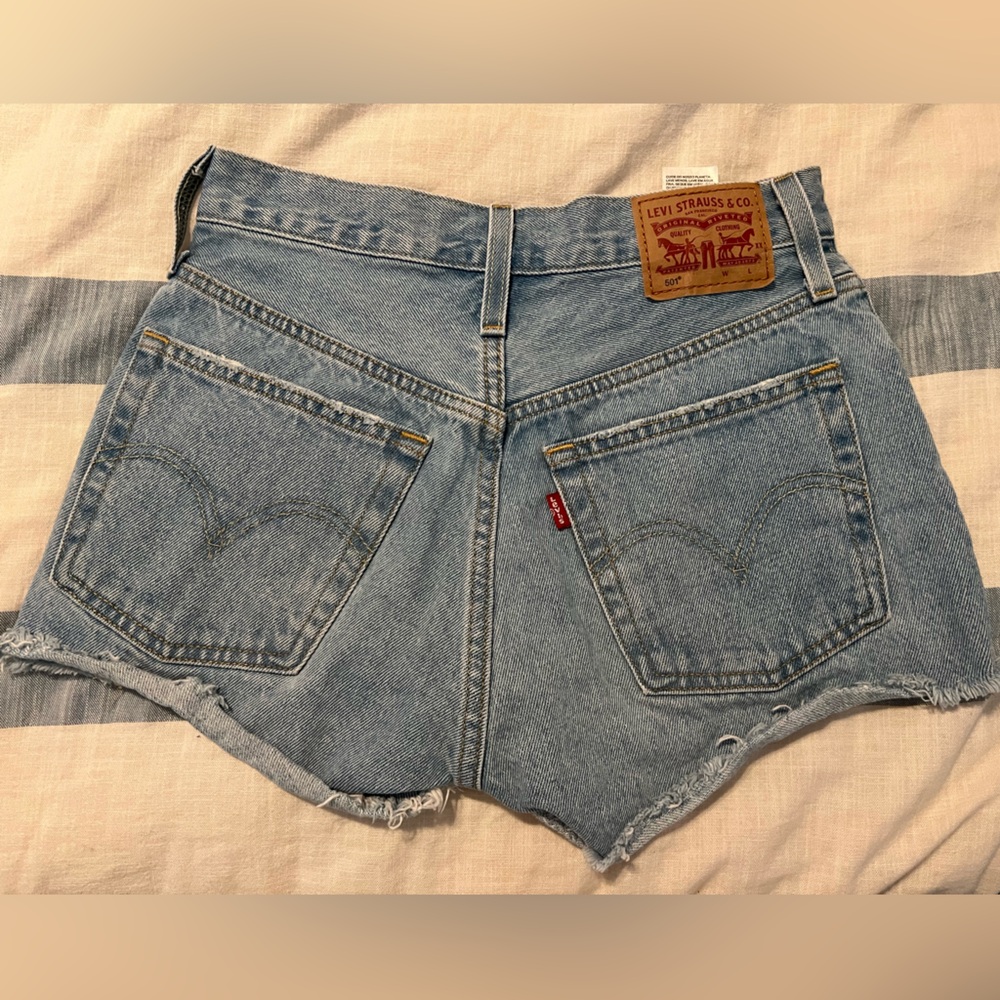 W24 Levi’s shorts